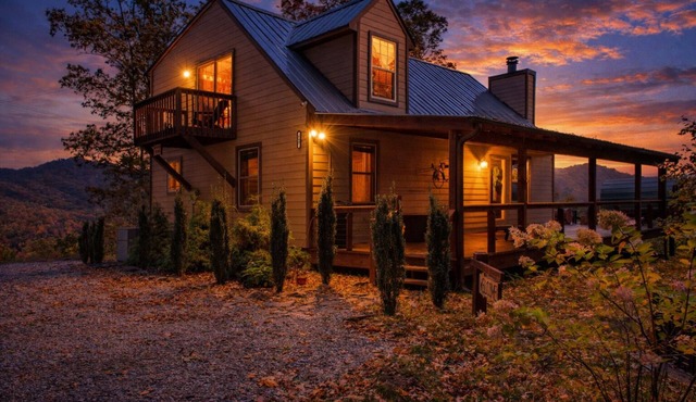 Secluded Heavens PEAK, enjoy in a Pvte Hot tub + Sauna ,Breathtaking NC views.