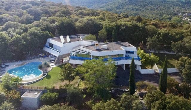 Secluded hill top retreat, with panoramic views over the Cevennes.