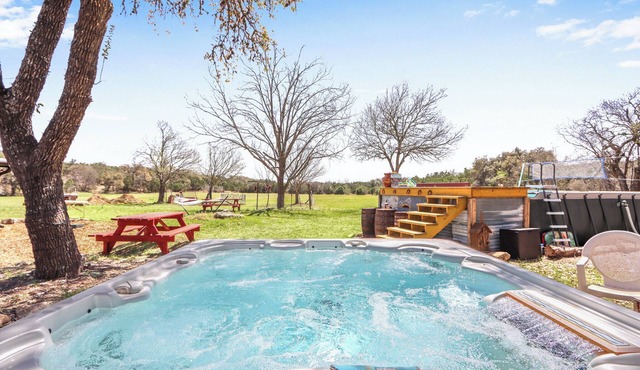Secluded Hill Country Oasis: Pool, Spa, Sauna and Stargazing