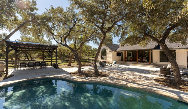 Secluded Hill Country Luxury: Modern Vibes, Pool & 18 Miles to Austin