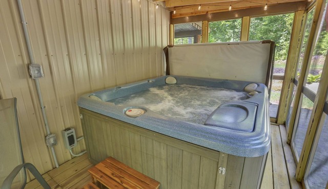 Secluded Hocking Hills Cabin, Hot Tub, Fire Pit, Private Woods Retreat