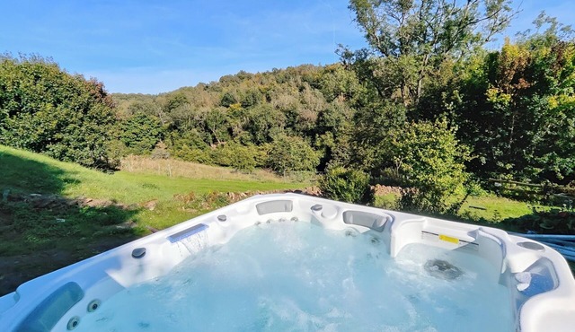Secluded holiday cottage in the heart of the Cotswolds with private hot tub.