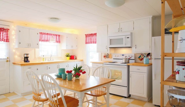 Secluded Home 2BDR/1BATH KING & 2QUEEN Beds Sleeps 6 Long Term & Pets OK