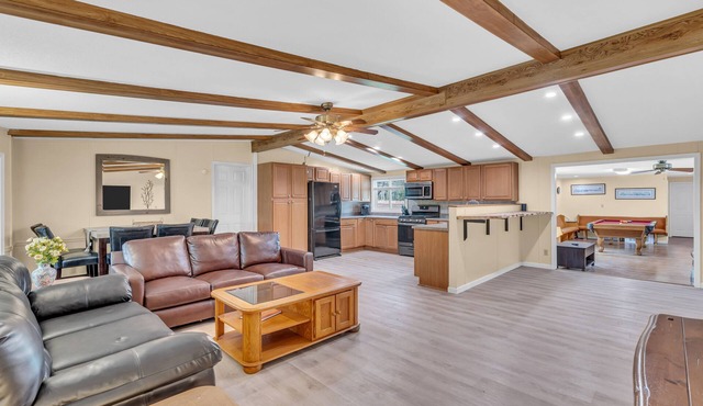 Secluded Home "Behind The Vines". SLEEPS 22 on over an acre!