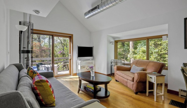 Secluded home bordering the Mohonk Preserve, dog friendly, 3-bedroom