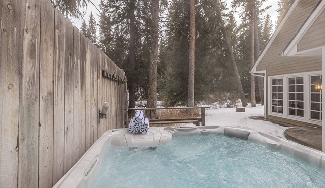Secluded home close to Meadow Village w/private hot tub & library | Creekside Retreat
