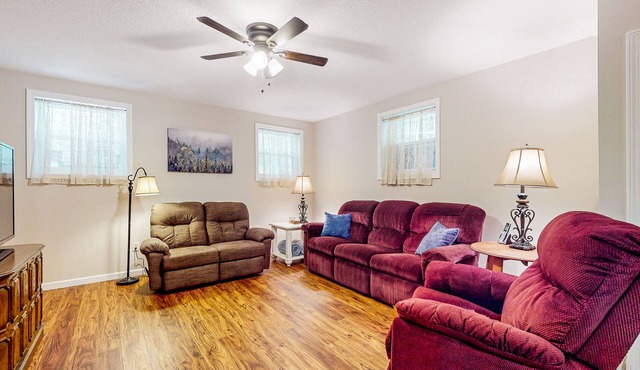 Secluded home on 13 acres with jetted tub, screened porch & wildlife sightings