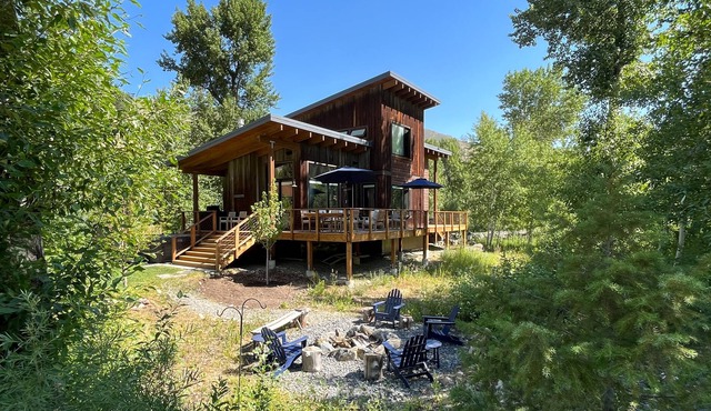 Secluded Home w/Gas Grill, Deck, Private Hot Tub, Gas Fireplace, Ski & Mtn Views