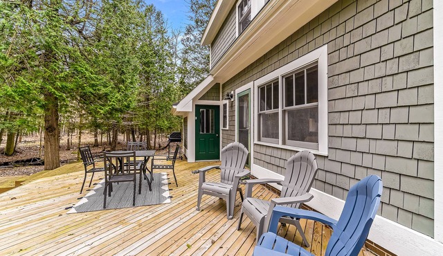 Secluded home w/private grill, gas fireplace, full kitchen, and free WiFi