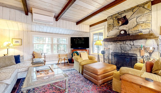 Secluded home with game room, private hot tub, golf, river & mtn views, firepit