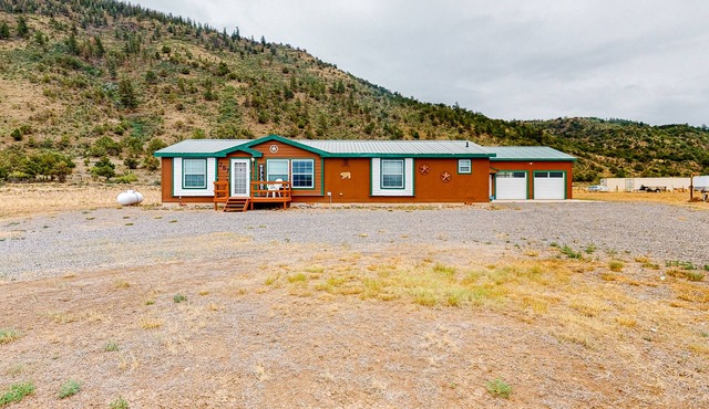 Secluded home with RV parking & hookup, fast WiFi, & fire pit - dogs OK