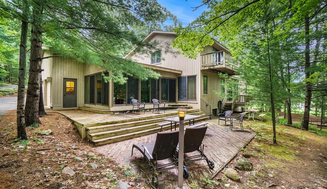 Secluded home with three kitchens, vaulted ceilings, washer/dryer, & patios