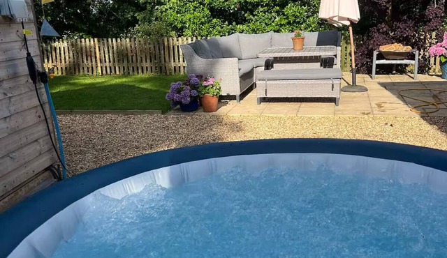 Secluded Hot Tub Cabin Retreat, Bromham, Wilts near Bath for relaxing getaway