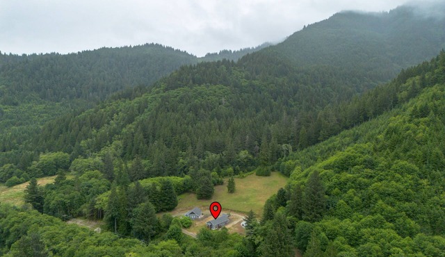 Secluded Hot Tub Retreat on 14 Acres Near Beaches