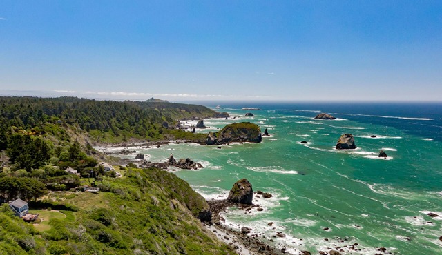 Secluded house on the coast w/ocean views and a private, large yard w/a BBQ