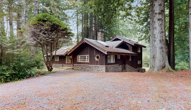 Secluded house with WiFi, private hot tub, wood burning fireplace, Dog friendly