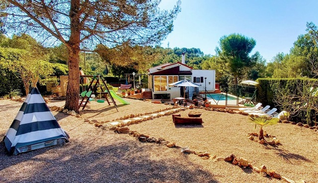 Secluded house with pool, barbecue, fireplace, a. a., swings and game tracks.