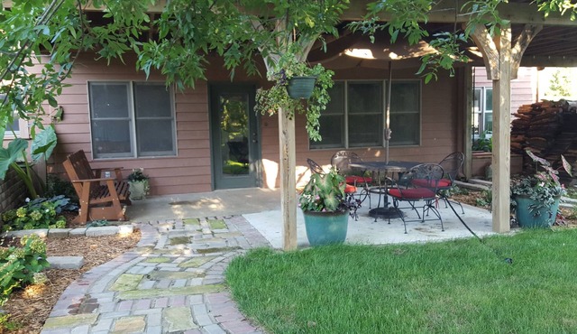 SECLUDED, INVITING 2 BEDROOM no stairs, no cleaning fee