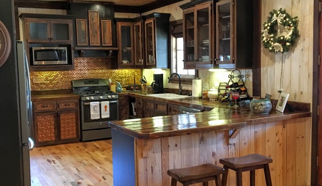 Secluded, lake access lodge perfect for a large group minutes from Oxford Square