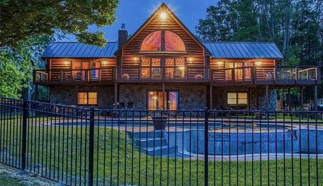 Secluded Lake front log cabin home in Chautauqua County