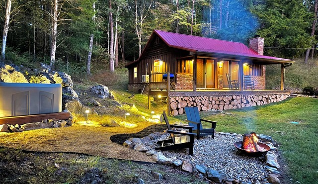 Secluded Lake Front Lodge In Cosby - Your Ultimate Hideaway