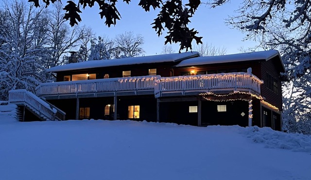 Secluded Lake House on 32 acres sleeps 11 plus a huge couch! Adjacent to Trails!