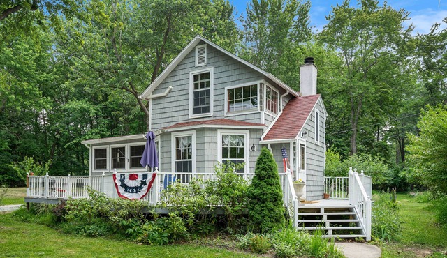 Secluded lakefront cottage with sweeping views, huge deck, washer/dryer, & WiFi
