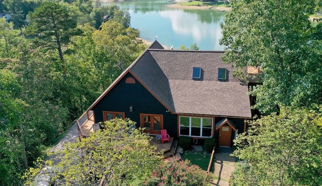 Secluded Lakefront Estate: Private Dock, Huge deck w/views, Kayaks, Hot Tub