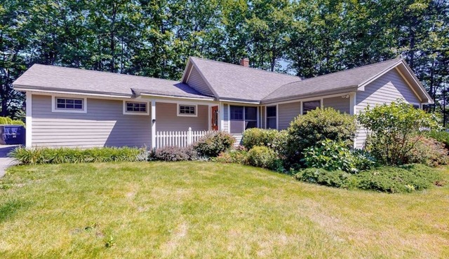 Secluded lakefront home with patio & firepit, fast WiFi, wood stove & W/D