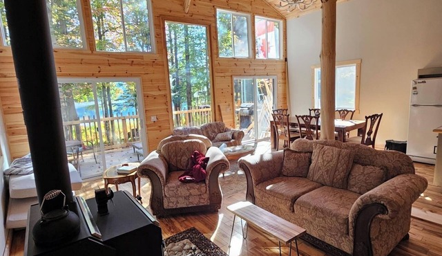 Secluded Lakefront Off-Grid Cottage - A perfect Getaway for the family. n