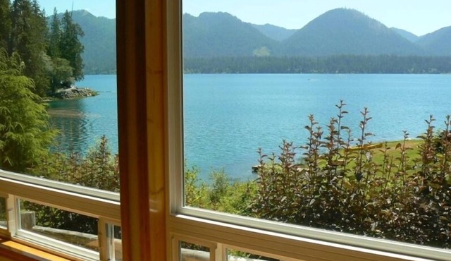 Secluded Lakefront, Private Low Bank Beach, Hot Tub, Dog Friendly, 3-5BRs