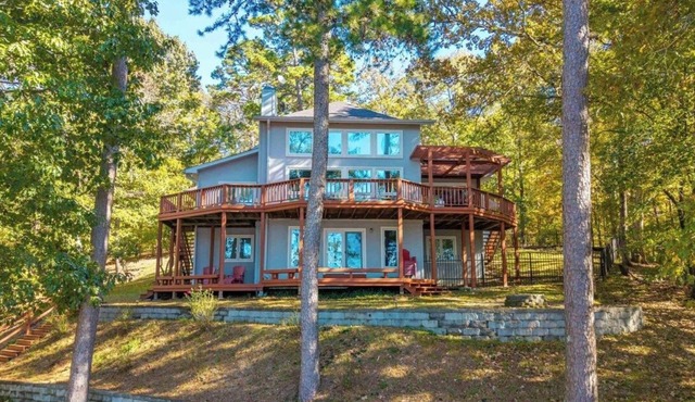 Secluded Lakefront Home in Hot Springs