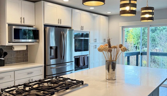 ~Secluded Lakehouse Getaway~30 Mins from SEATAC! Renovated, Clean, Fam-Friendly!