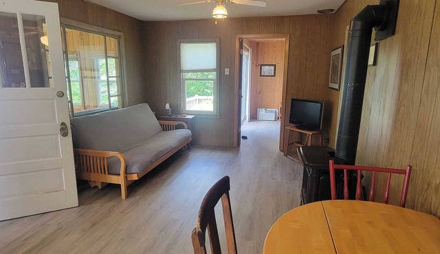 Secluded lakeside cabin, rustic charm, sleeps 6, 700' lakeshore, 10 acres
