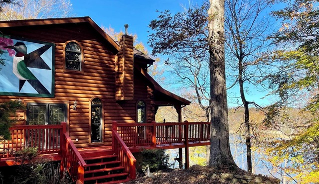 Secluded lakeside retreat with lake view and hot tub. Close to Mammoth Cave.