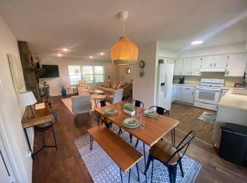 Secluded Lakeview retreat by Eureka Springs-CANOE