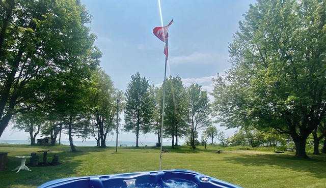 Secluded Lakeview w/ hot tub & volleyball net on Lake Erie (Pet-Friendly!)