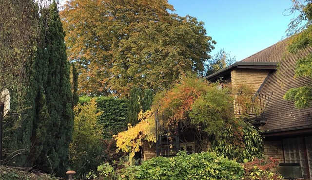 Secluded large family home near Oxford, private parking/patio/garden.