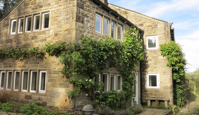 Secluded, listed stone cottage near Slaithwaite, family and pet friendly