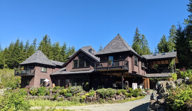 Secluded lodge apt with hot tub in Cascade Mtn foothills Sultan Wash. Sleeps 4.