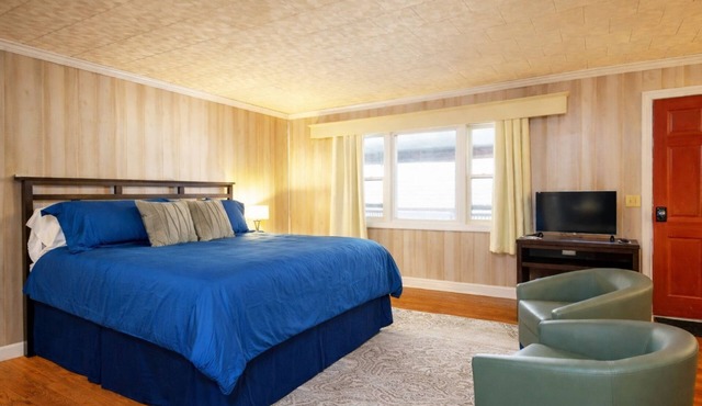Secluded Lodge*Full kitchen + King Bed
