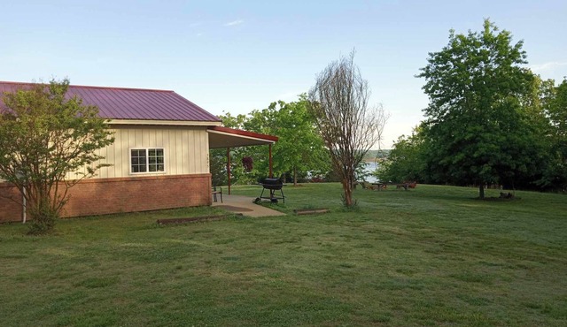 Secluded Lodge on Bull Shoals Lake in Yellville AR. Great property w/boat dock!