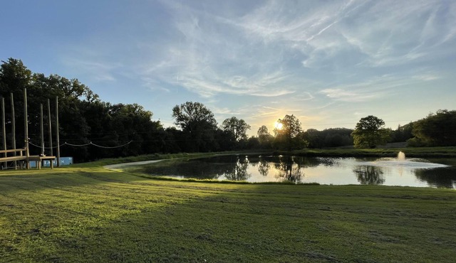 Secluded lodge on scenic lake; hiking trails, fishing and more!