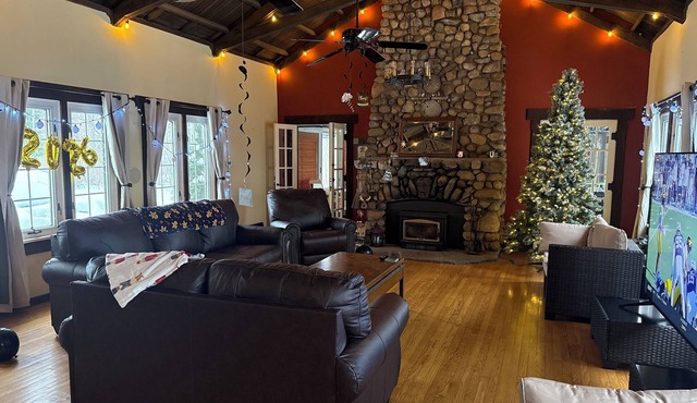 Secluded Lodge - Private Lake! - 7 Bedrooms with Private Sports Court