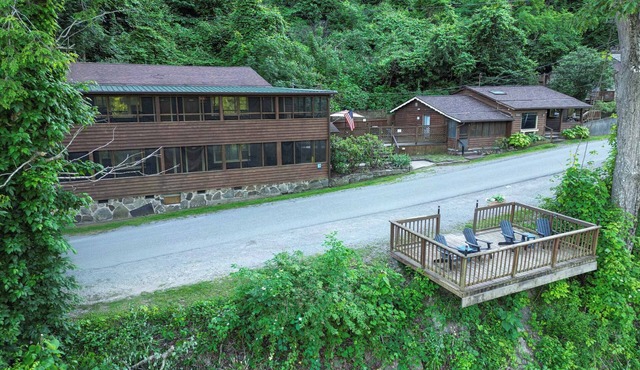 Secluded Lodge w/grill + Free Coffee and Tea
