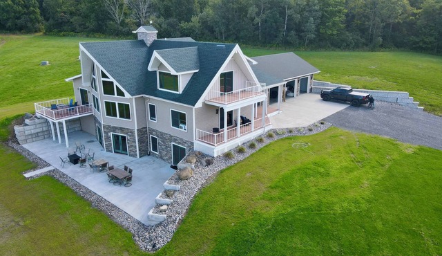 Secluded lodge, with multiple hiking trails and breathtaking views!