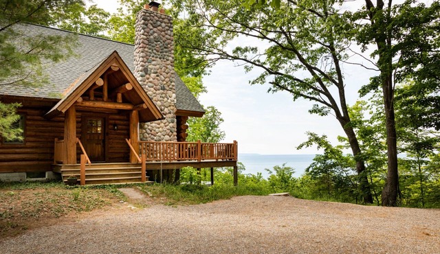 Secluded Log Cabin-Lake Michigan Views-Hot Tub & 11 Private Acres — Dogs Welcome