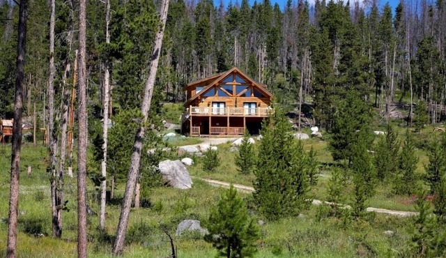 Secluded Log Cabin 7 Acres Hot Tub Lake & Mountain Views near Grand Lake & RMNP