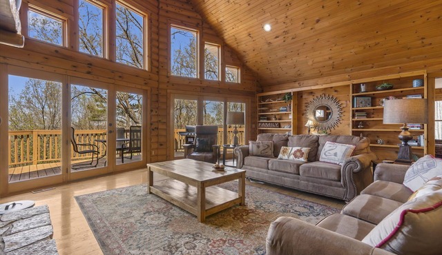 Secluded Log Cabin, Billiards, Lake Views, Free Daily Attraction Tickets, Close to Big Cedar!