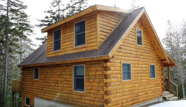 Secluded Log Cabin by Saltwater Cove - Wildlife Haven